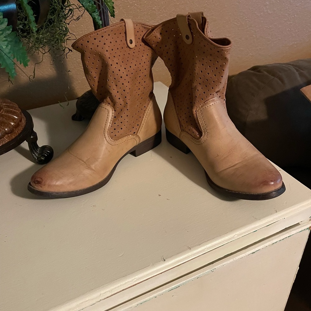 Boots - Picture 4 of 4